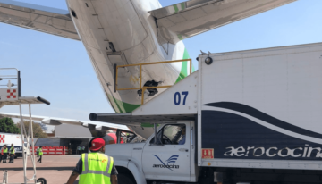 Грузовик с кейтерингом врезался в припаркованный VivaAerobus Airbus A320 в Гвадалахаре, Мексика.