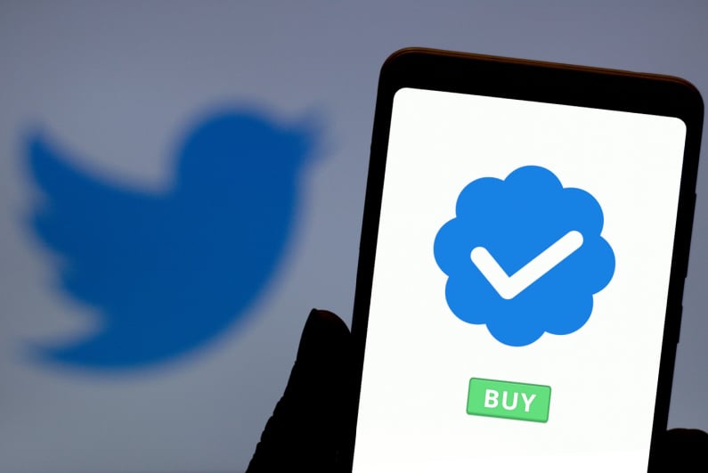Las celebridades reaccionan a la eliminación de la marca de verificación azul de Twitter de los suscriptores azules que no son de Twitter