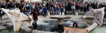 Des militants pour le climat noircissent la célèbre fontaine de Rome