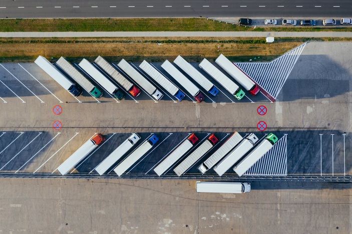 Pexels Marcin Jóźwiak Widok z lotu ptaka na zaparkowane ciężarówki – prosty przewodnik dotyczący wyboru odpowiedniego planu ubezpieczenia pojazdów ciężarowych
