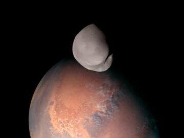 에미레이트 항공 화성 미션, 화성의 위성 데이모스의 첫 고해상도 이미지 촬영