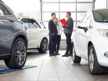 Slut på en trend: Nya fordonspriser sjunker under klistermärket i mars