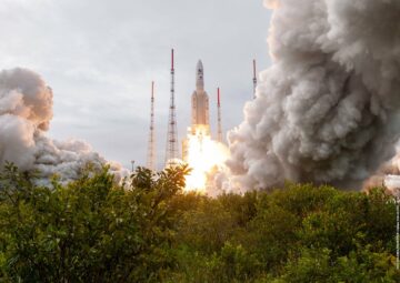 ヨーロッパは、木星の衛星を探索するためのXNUMX年間の旅に宇宙船を打ち上げます