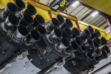 Falcon Heavy -raketti rullaa takaisin laukaisualustalle moottorin vaihdon jälkeen