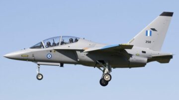 Il primo jet da addestramento M-346 per la Grecia vola con i contrassegni HAF