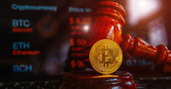 Tidigare bankir åtalad för kryptoinvesteringsbedrägeri