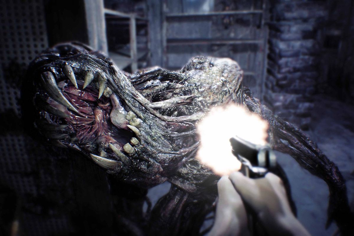 อีธาน วินเทอร์ส ยิงปืนใส่ศัตรูที่ถูกขึ้นรูปในขณะที่มันพยายามจะกินเขาใน Resident Evil 7: Biohazard