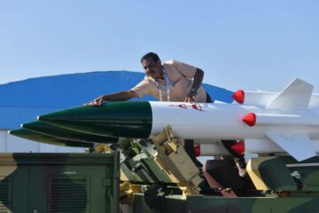L'Inde attribue des contrats pour des missiles Akash et BrahMos, ainsi que d'autres navires