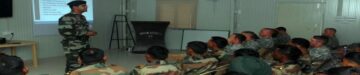 Intian armeijan henkilökunta oppii kiinaa Assamin Tezpurin yliopistossa