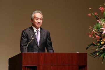 O presidente da MHI, Seiji Izumisawa, oferece palavras de incentivo aos novos funcionários na cerimônia de boas-vindas da empresa em 2023