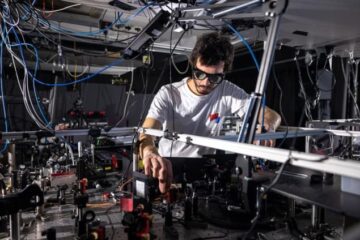 Fysikere demonstrerer Youngs dobbeltspalteinterferens i tide
