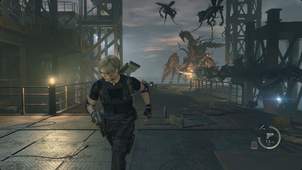 Resident Evil 4&nbsp;remake&nbsp;Leon running away from Saddler’s acid spit attack