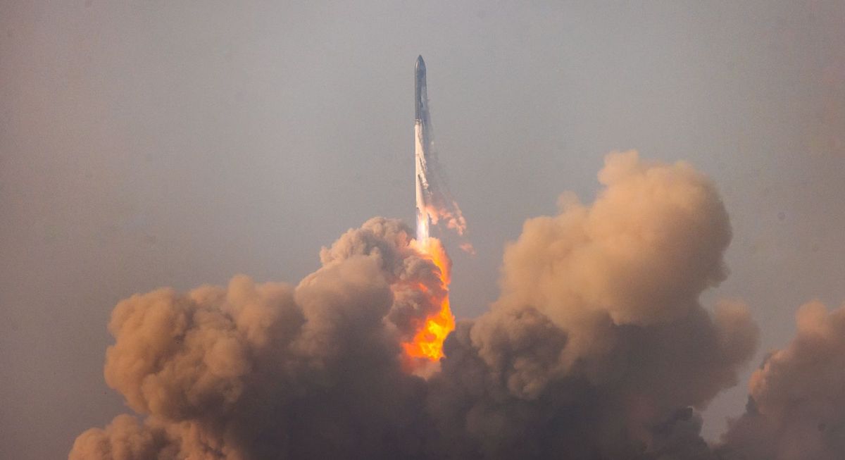 SpaceX opsender den største raket, der nogensinde er bygget, men testflyvning ender i eksplosion