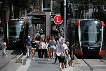 Сидней, наконец, принимает трамвайную линию центрального делового района, так как количество посетителей растет