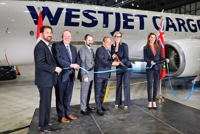تحتفل WestJet Cargo و GTA Group بافتتاح سفينة شحن مخصصة في تورنتو جنبًا إلى جنب مع شركاء الأعمال الأساسيين وأصحاب المصلحة الرئيسيين (مجموعة CNW / WESTJET ، شراكة ألبرتا)