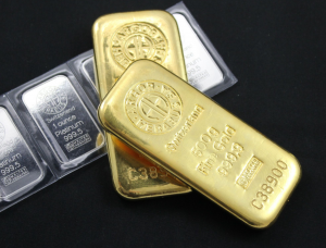 Bleščeča bitka: analiza trgov srebra in zlata