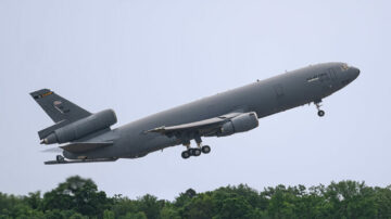マクガイア・ディックス・レイクハースト共同基地での航空ショーが第305AMWのKC-10のフィナーレを披露