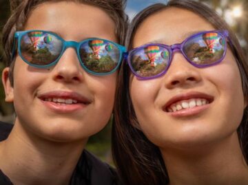 A HOYA Vision Care piacra dobja a MiYOSMART napszemüveglencséket, amelyek kombinálják az intenzív napfény elleni védelmet a rövidlátás kezelésével