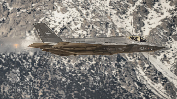 目に見える衝撃波を受けて低空飛行するF-35Cの信じられない写真