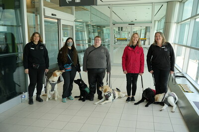 La cohorte de formation d'aujourd'hui ; les chiens guides et d'assistance et leurs maîtres. (Groupe CNW/Autorité aéroportuaire du Grand Toronto)