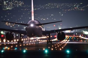 مصابيح الهبوط: مساعدة الطيارين في عمليات الهبوط الليلية
