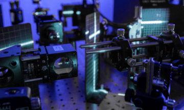 LightSolver sier lasere topper klassisk, kvante for optimalisering