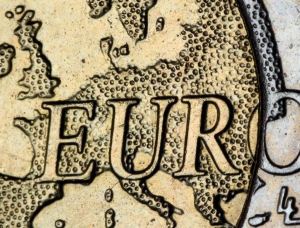 یورو کی قیمت کے اتار چڑھاو کو نیویگیٹ کرنا: یورو کے اتار چڑھاؤ اور رسک مینجمنٹ کی حکمت عملیوں کو متاثر کرنے والے عوامل