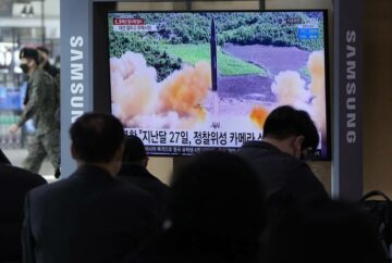 Η Βόρεια Κορέα δείχνει τον Κιμ Γιονγκ Ουν να εξετάζει έναν στρατιωτικό κατασκοπευτικό δορυφόρο