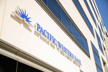 PacWest는 주가 폭락 후 잠재적인 파트너와 대화 중이라고 말했습니다.