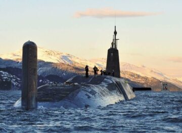 Royal Navy SSBN Vanguard forlader Devonport efter afslutning af ombygningen