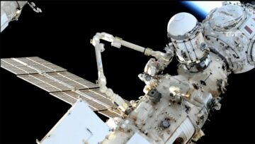 Venäläiset kosmonautit suorittavat avaruuskävelyn siirtääkseen koeilmasulun