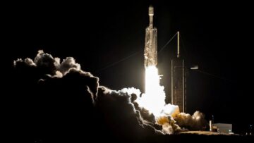 SpaceX의 Falcon Heavy는 거의 정지 궤도로 상승하여 과녁을 명중합니다.