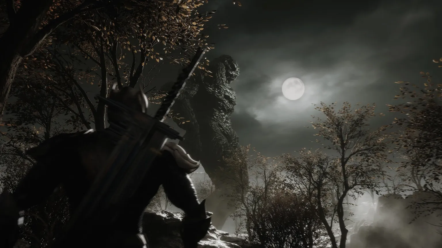 Screenshot che mostra il personaggio con la spada che guarda il cielo scuro e nuvoloso con la luna piena e un'enorme creatura di tipo Godzilla simile alla pietra sopra di lui.
