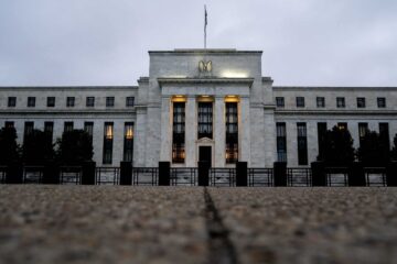 O Fed aumenta as taxas dos EUA em um quarto de ponto, sinalizando uma possível pausa