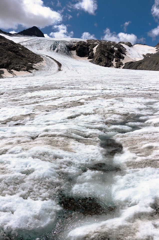 ทิวทัศน์มุมกว้างของธารน้ำแข็ง Gries ในเทือกเขาแอลป์