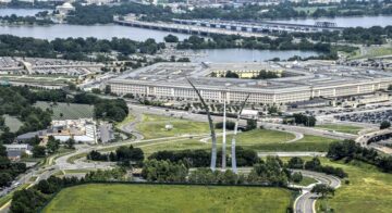 Warren svari pred vrtljivimi vrati Pentagona in obrambne industrije