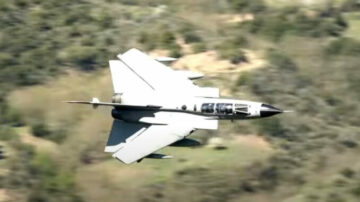 Se disse vanvittigt seje videoer af italienske tornadofly, der flyver lavt niveau i den 'græske Mach-løkke'