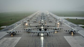 Các giai đoạn của Lực lượng Không quân 7 'Mammoth Walk' khổng lồ với hơn 50 máy bay