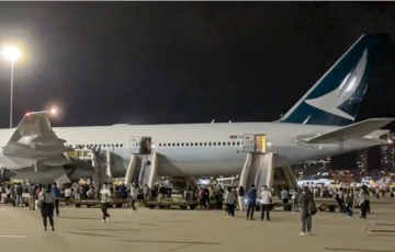 Cathay Pacific Boeing 777 keskeyttää nousun; hätäevakuointi aloitettu ylikuumenneen alavaunun jälkeen