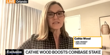 Cathie Wood Slams the SEC, Claims Coinbase Will Come Out a Winner - Decrypt