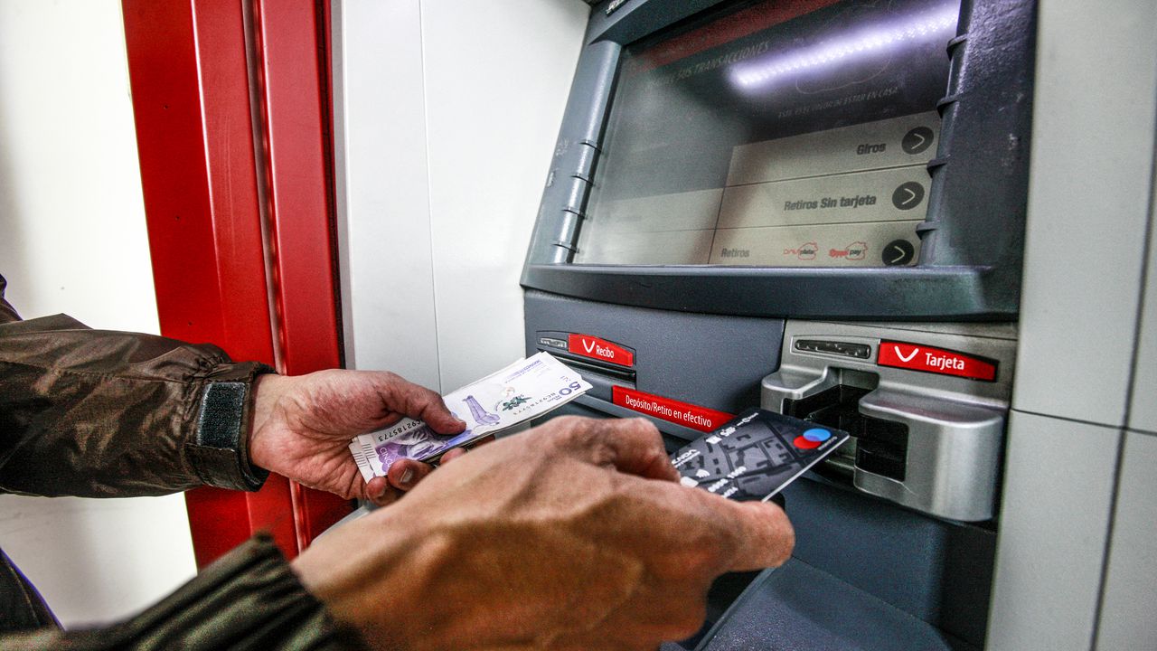 Video | Cajero Davivienda de reconocido centro comercial botó billetes falsos: “A este le falta la cara”
