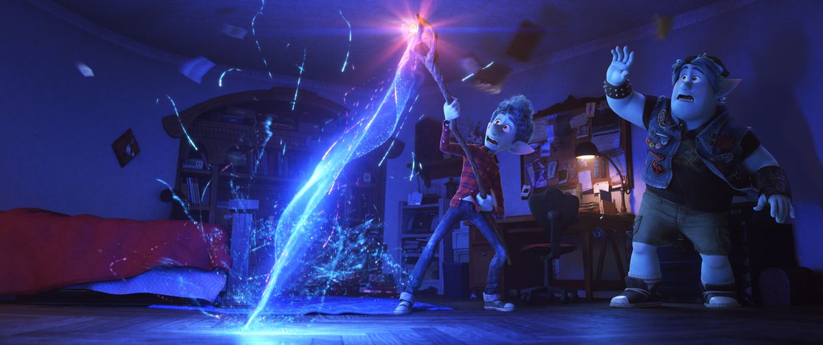 Худий анімований ельф-підліток із блакитною шкірою бореться з чарівником, який стріляє стрілою блакитної енергії в землю в його кімнаті, а його брат-ельф із синьою шкірою дивиться на це здивовано у фільмі «Вперед».
