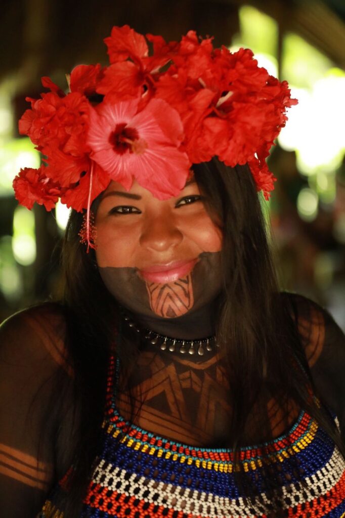 Sara Omi, gekleed in de traditionele kleding en lichaamsverf van het Emberá-volk, die wordt gewonnen uit de Genipa Americana-vrucht, in het Spaans bekend als "jagua".