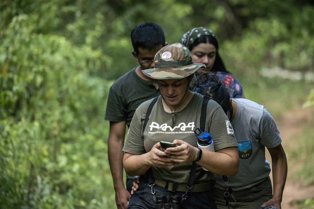 Tatiana Gallupi leidt een jongerengroep om vogels te monitoren in het Ybytyrusu-gebergte, in het zuidwesten van Paraguay.
