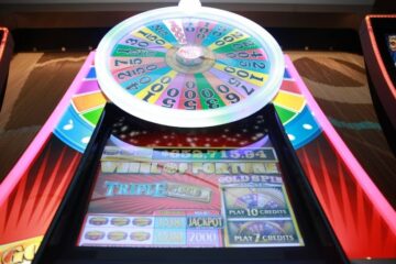 Con bạc biến 7 đô la thành 2.1 triệu đô la khi thắng máy đánh bạc ở Las Vegas