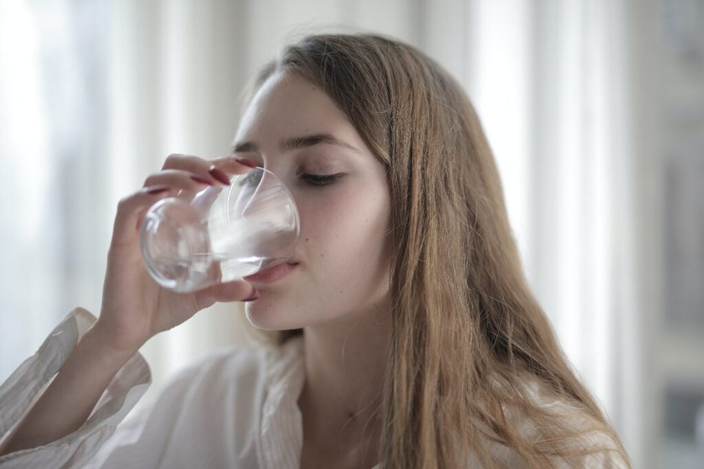kvinder drikker vand