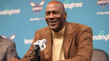 Michael Jordan para finalizar a venda de Charlotte Hornets