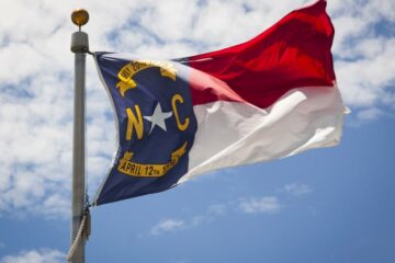 North Carolinas guvernör undertecknar lagförslag för onlinesportspel