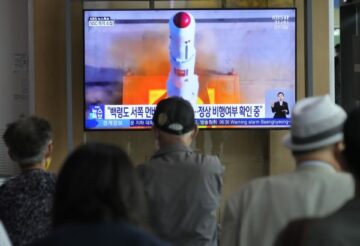 Nordkoreas spionsatellitlancering mislykkes, da raket falder i havet