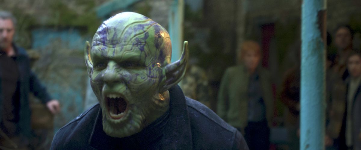 Kingsley Ben-Adir som Rebel Skrull-ledare Gravik (en grön utomjording med spetsiga öron) i en tung rock skriker medan den är täckt av lila blod i Secret Invasion